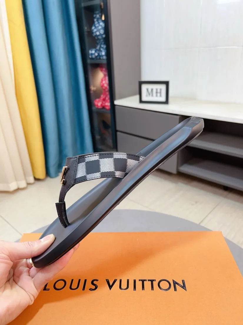 Men's shoes 💰260🌹🌹 (lv-Louis Vuitton) new men's sandals, high-end boutique, exquisite embossed logo decoration on the upper, fine workmanship, super soft soles, casual, loose and comfortable, a must-have in summer! \nsize：38-44